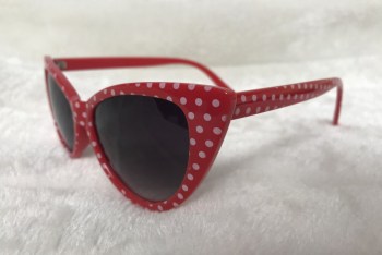 Lunettes de soleil papillon rouges à pois blancs pinup