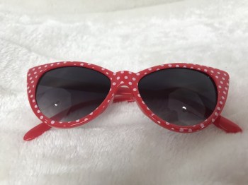 Lunettes de soleil papillon rouges à pois blancs pinup