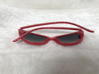 Lunettes de soleil papillon rouges à pois blancs pinup