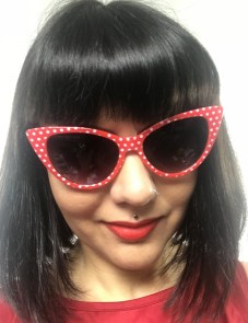 Lunettes de soleil papillon rouges à pois blancs pinup