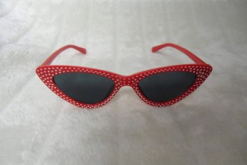 Lunettes de soleil papillon pointues rouges à strass