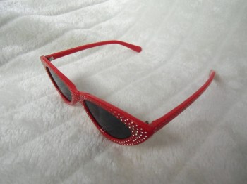 Lunettes de soleil papillon pointues rouges à strass