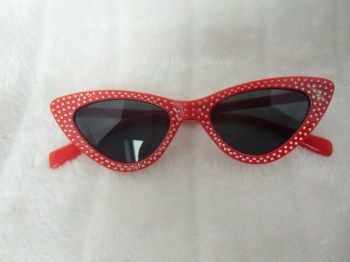 Lunettes de soleil papillon pointues rouges à strass