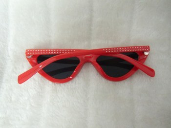 Lunettes de soleil papillon pointues rouges à strass