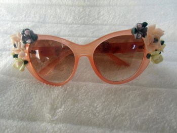 Lunettes de soleil papillon monture rose fleurs relief