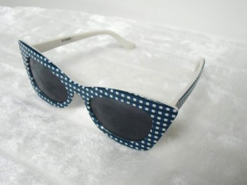 Lunettes de soleil papillon monture vichy carreaux bleus