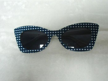 Lunettes de soleil papillon monture vichy carreaux bleus