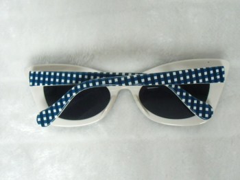 Lunettes de soleil papillon monture vichy carreaux bleus