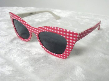 Lunettes de soleil papillon monture vichy carreaux rouges