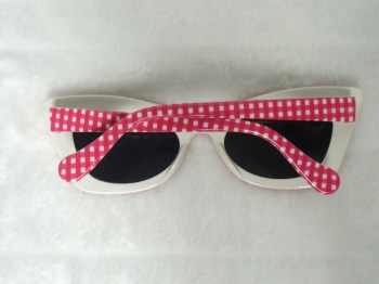 Lunettes de soleil papillon monture vichy carreaux rouges