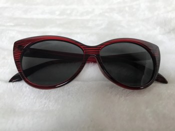 Lunettes papillon rouges à rayures verres gris pinup rétro