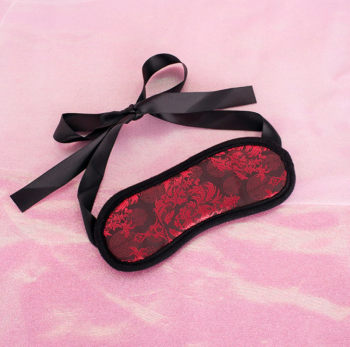 masque-yeux-rouge-noir-satin