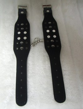 Menottes simili cuir noir à piquants