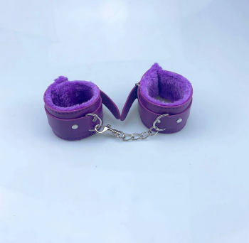 menottes-simili-cuir-fourrure-violet