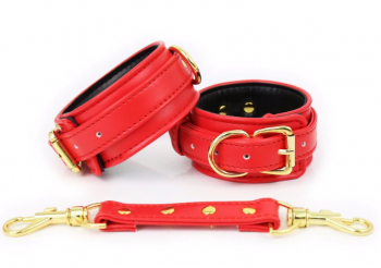 menottes-simili-cuir-rouge-finition-doree-2