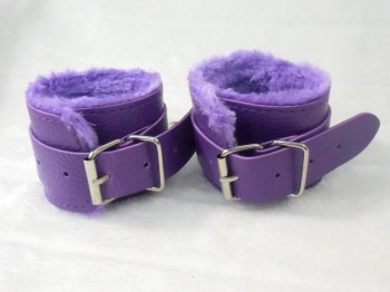 Menottes violettes fourrure mauve à rivets et chaine métal