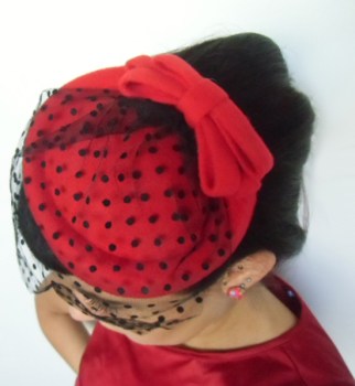 Mini chapeau rouge à voilette de coquetterie noeud feutre