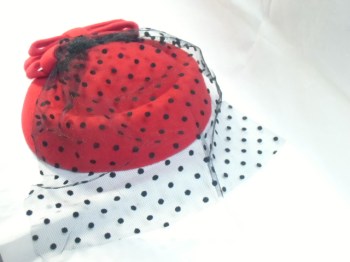 Mini chapeau rouge à voilette de coquetterie noeud feutre