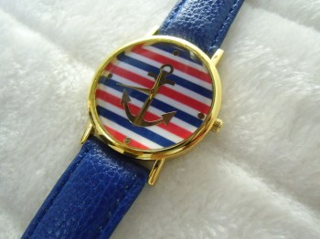 Montre fantaisie originale simili cuir bleu ancre marine