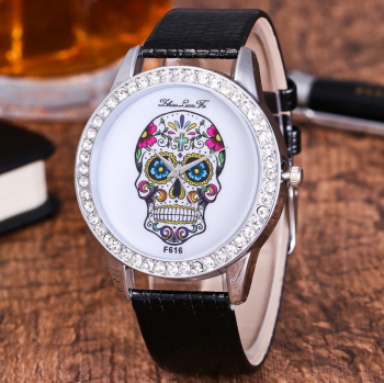 montre-bracelet-noir-skull-tetedemort-strass