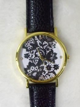 Montre originale dentelle noire bracelet noir simili cuir