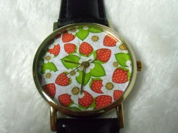 Montre originale cadran fraises bracelet noir