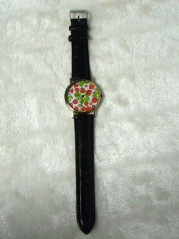 Montre originale cadran fraises bracelet noir