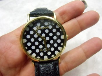 Montre fantaisie originale noire à pois blancs