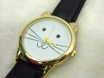 Montre fantaisie originale noire à tête de chat à strass