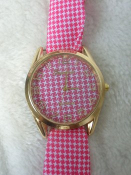 Montre originale bracelet foulard rose et blanc étoiles