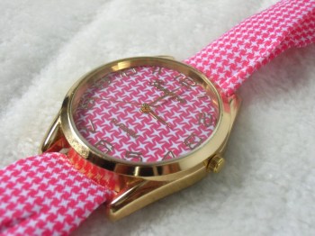 Montre originale bracelet foulard rose et blanc étoiles