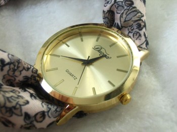 Montre originale bracelet foulard fleurs liberty beige