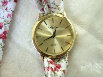 Montre originale bracelet foulard blanc fleurs roses