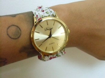 Montre originale bracelet foulard blanc fleurs roses