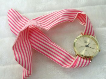 Montre originale bracelet foulard rayures roses