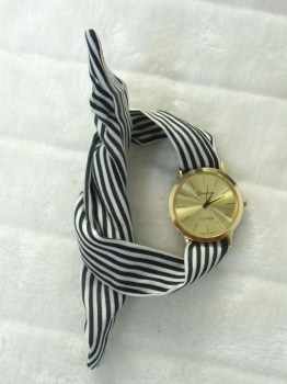 Montre originale bracelet foulard rayures noires