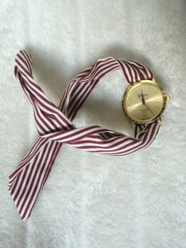 Montre originale bracelet foulard rayures bordeaux