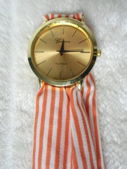 Montre originale bracelet foulard rayures corail