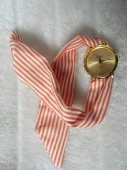 Montre originale bracelet foulard rayures corail