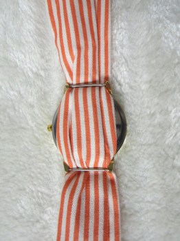 Montre originale bracelet foulard rayures corail