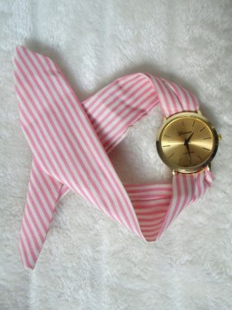 Montre originale bracelet foulard rayures roses