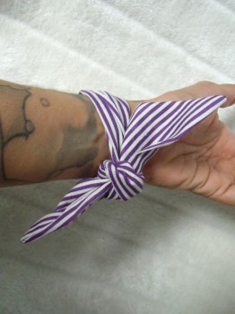 Montre originale bracelet foulard rayures violettes