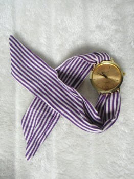 Montre originale bracelet foulard rayures violettes