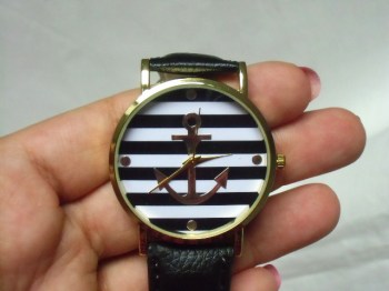 Montre originale ancre marine à rayures bracelet noir