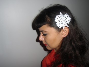 Pince clip à cheveux noeud tissu blanc à pois noirs