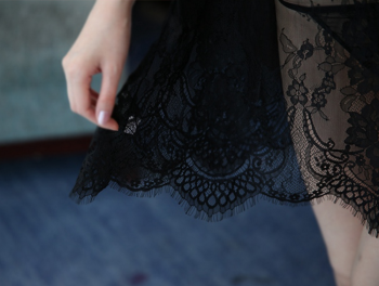 Nuisette courte et fine dentelle transparente noire