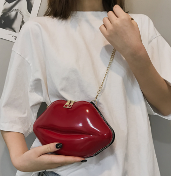 petit-sac-a-main-bouche-rouge-rigide-10