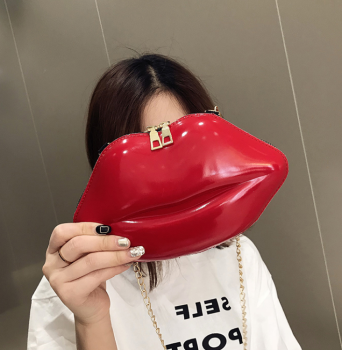 petit-sac-a-main-bouche-rouge-rigide