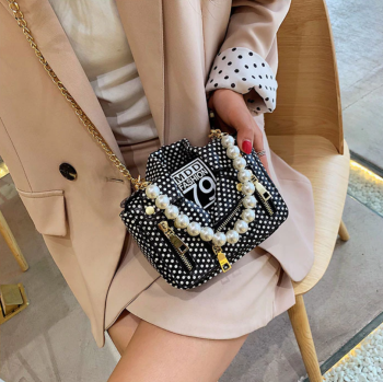 petit-sac-noir-pois-forme-veste