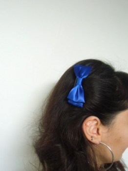 Peigne à cheveux en plastique noir à grand noeud bleu